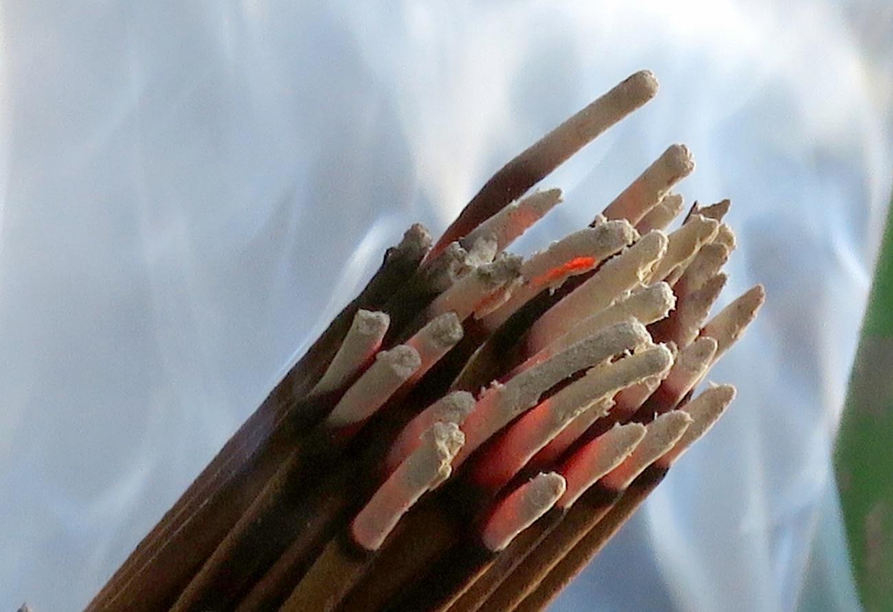 お線香のあげ方を知りたい 意味や宗派ごとのマナーは 神奈川県の葬儀 葬式 家族葬なら定額葬儀の 杉浦本店