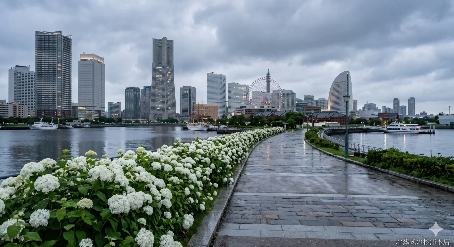 横浜市西区のみなとみらい地区のビル群と海の風景