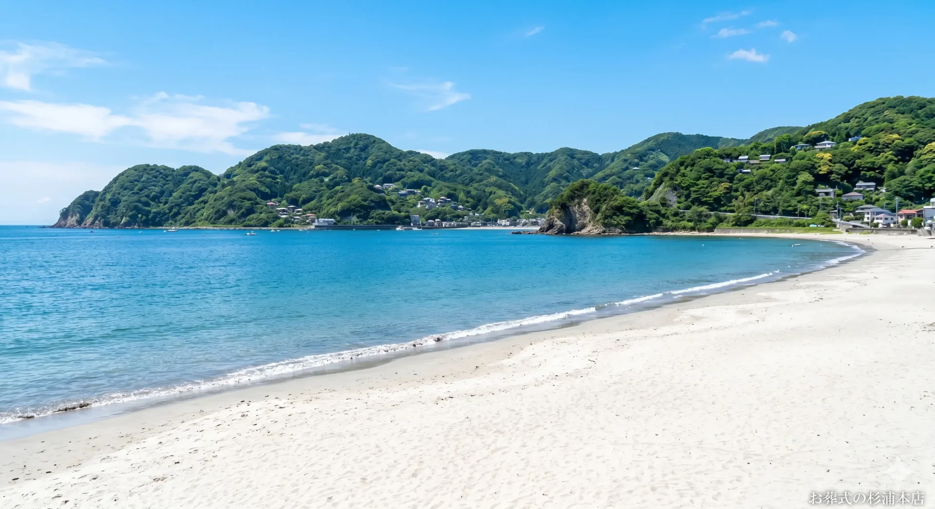 逗子市の逗子海岸と背後に広がる山並み